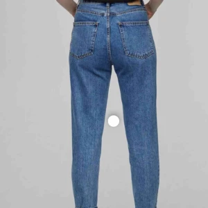 - Mom jeans från Pull and Bear. Använda men i fint skick. Blivit för stora. bild 2: ett hål finns där bältesgrejen sitter. Fler bilder kan skickas vid intresse :) 