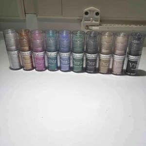  - 30kr/st annars 3 för 80kr. Ögonskugga med rullkula Mycket fina och lagom starka färger. Några neutrala färger och vissa lite starkare färger......