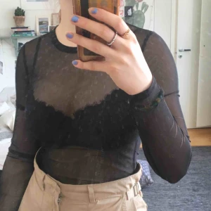  - Meshtopp som är så snygg att ha som den är med en bralette eller med en t-shirt över! A must 💖💖💖