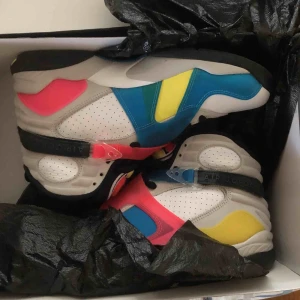  - Säljer skorna båda samtidigt jordans kostade 2400kr när jag köpte Nike 1899 säljer båda för 2800-3000