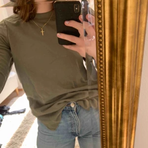  - Skön grön collagetröja