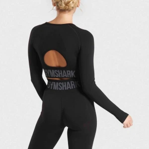  - Säljer nu gymasharks’ FLEX SPORTS LONG SLEEVE CROP TOP. Slutsåld på hemsidan, o säljer för att den inte kommer till användning💗 frakt ingår i priset!