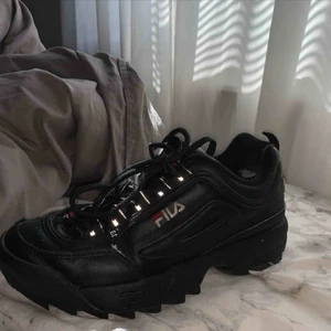  - Säljer mina svarta Fila skor i bra skick, inte lika lätta att få tag på som de vita. Säljer dom för att dom inte kommer till användning lika mycket längre. Pris kan absolut diskuteras. Frakt tillkommer💞