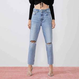 Ett par skit snygga jeans från Zara. Använda fåtal gånger !  Sitter as bra 💓🤯 Sitter högt i midjan på mig, är 161 