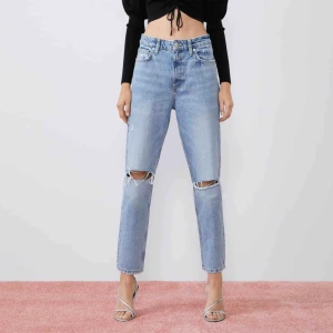  - Ett par skit snygga jeans från Zara. Använda fåtal gånger !  Sitter as bra 💓🤯 Sitter högt i midjan på mig, är 161 