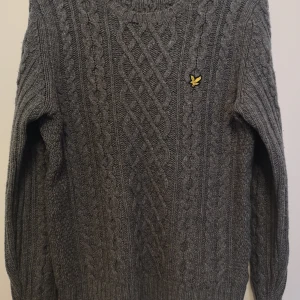 Stickad tröja - Superskön stickad tröja i herrmodell från Lyle & Scott. Använd ett fåtal gånger. I storlek S. 