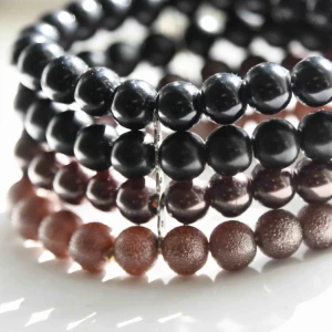  - ytterligare ett pärlarmband- som skiftar i skalorna svart och brunt. Stretch- passar alla.   Kan mötas i Stockholm- frakt, enligt överenskommelse