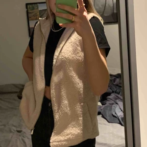  - Jättefin teddyväst ifrån Nelly!  Säljer då jag tyvärr inte fått så mkt användning för den. Har använt den högst 5 ggr så den är i nyskick!   Om den behövs fraktas står köparen för fraktkostnaden😊 