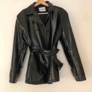  - Supersnygg PU jacka i glansigt material från NAKD. Köpt förra våren och använd fåtal ggr. Som ny! Pris kan diskuteras 