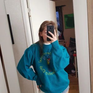 Hugo boss  - Sjukt cool tröja från Hugo Boss sports, använd ca två gånger och är i bra skick. Står att det är en XL men skulle påstå att den är mellan S-L beroende på hur man vill att den ska sitta. Frakt tillkommer 