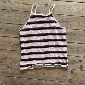  - En fin svart,vit,rosa,brun,vit randig tröja, så fina färger o perfekt till sommaren, säljer för att jag inte använder den så mycket! 