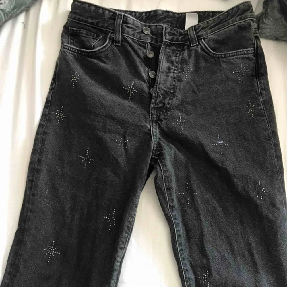 Raka jeans från H&M som inte längre säljs i butik. Det är storlek 26 men känns mer som xs och en liten s.   Dem är knappt använd och säljer då dem är lite för tajta upp till på mig. Jag är en 159 och dem går precis ned till golvet. Jeans & Byxor.