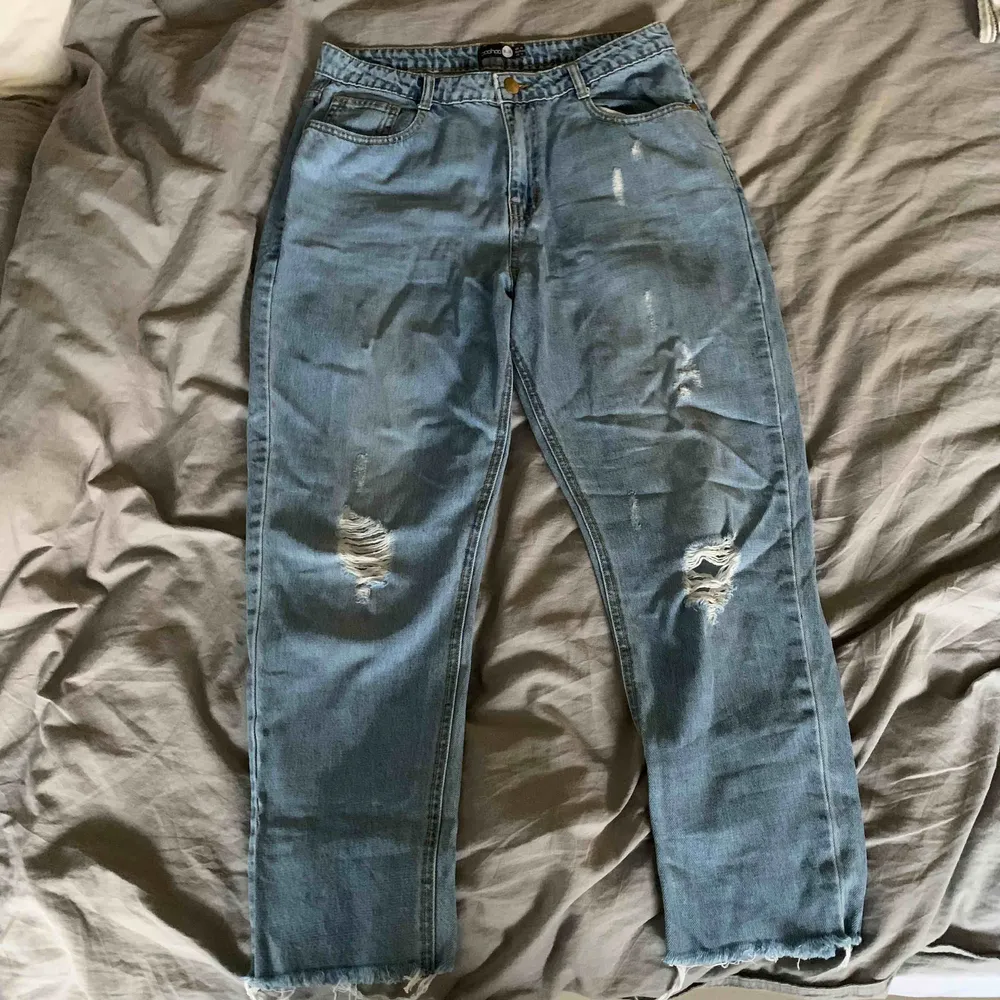 Fina jeans som aldrig blivit använda pga att de var för stora när jag köpte dem. Lite pösigare modell, åt ”mom jeans” hållet! Från bohoo. Jeans & Byxor.