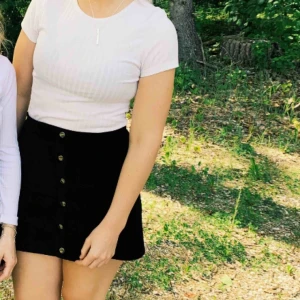  - Kjol i jättefint skick, Manchestermönster. Superskön och passar till mycket. Säljer pga. Kommer inte till användning längre. Frakt tillkommer, Kan mötas i Göteborg.