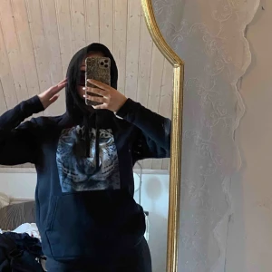  - Svart Hoodie med tryckt, använt ett fåtal gånger, passar 32-36