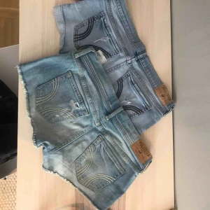  - Säljer två shorts för 100kr, W25