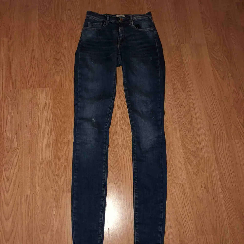 Sjukt snygga jeans med bra passform! . Jeans & Byxor.