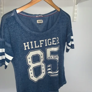 Blå tröja - Blus från Tommy Hilfiger i storlek XS passar dig som även bär S. Köparen står för frakt