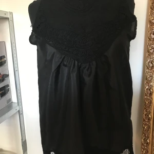 Svart spets topp - Svart topp med spets överdelen och nederkanten