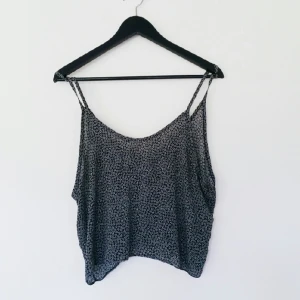  - Linne med blommigt mönster ifrån Brandy melville. Passar 36/38 mycket fint skick, använd fåtal gånger.