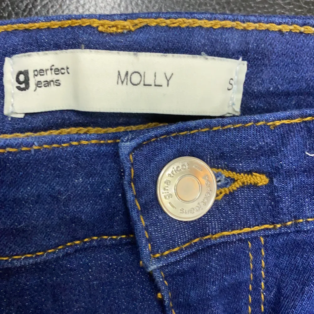 Mörkblåa highwaisted Molly jeans. Storlek S men passar även XS. Säljer dessa pågrund av att dom är för små för mig. Använda fåtal gånger. Pris kan diskuteras! . Jeans & Byxor.