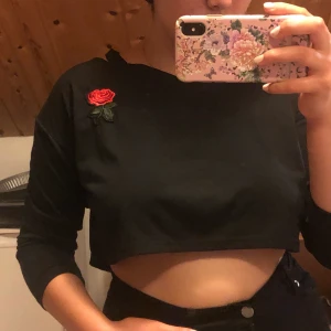 Svart croppad tröja  - Från Zaful i storlek S, använt 2-3 ggr då den var för liten men köpt flera år sen. Köparen står för frakt 