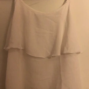 Cubus  - En vit top från Cubus i storleken S. Det finns i färgen neon orange, neon grön och 2 vita.