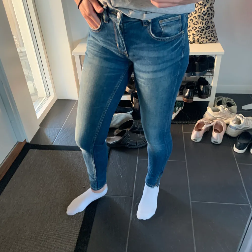 Perfect jeans från Gina tricot i storlek 28/32 men passar mig som även brukar ha 27 eller 26 i midjan och ha storlek S. Perfekta blå standard jeans som man borde ha i garderoben. Frakt tillkommer❤️. Jeans & Byxor.
