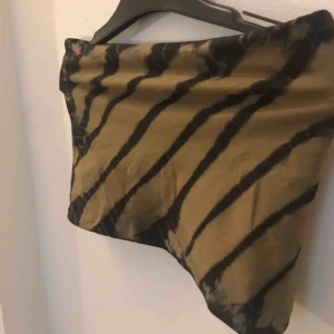  - Superfin topp från weekday. Fungerar som en bandeux-topp. Frakt 29kr🤎