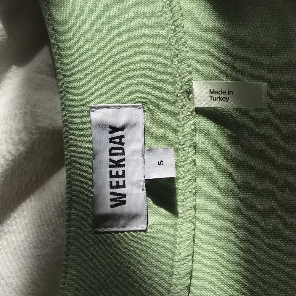 Jättefin grön tröja från weekday, aldrig använd💕 köparen står för frakten. Tröjor & Koftor.