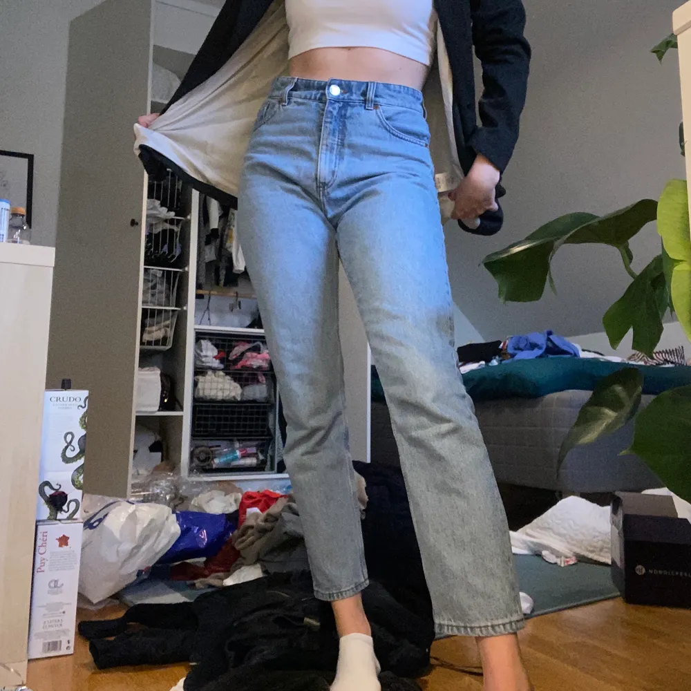 Mom jeans från monki i w29, modellen kimomo high relaxed. Passar dock mig som normalt är w27-w28. Använda men fortfarande väldigt fint skick. Lite på gränsen till korta på mig som är 170☺️. Jeans & Byxor.