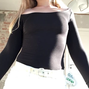 Svart tröja - Praktisk och snygg tröja som tyvärr är för tajt för mig.