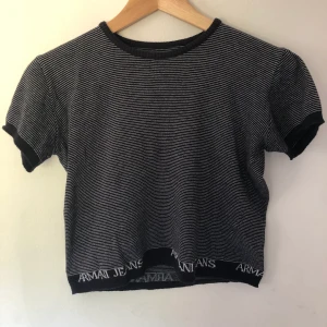 Armani jeans - Croppad Armani jeans t-shirt🤪 Är strl 44 men är som 36