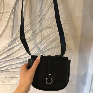 Svart väska - En svart liten handväska osv du vill ha de till från Bershka som jag endast använt en gång då jag istället köpte på mig andra väskor och helt glömde bort denna söta väska 🤣 hör gärna av er ang intresse !