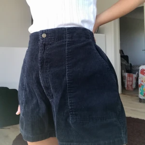 Manchester shorts  - Ett par mörkblå Manchester shorts som är insydda i midjan. Nästan oanvända men inhandlade secondhand men i bra skick! Säljer pga för stora för mig.