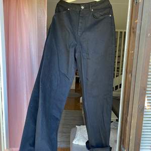 Säljer dessa jeans i storlek w30 l36, frakt: 66kr hör av dig om du är intresserad💓💓 om många vill ha den blir det budgivning kram🥰