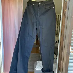 Säljer dessa jeans i storlek w30 l36, frakt: 66kr hör av dig om du är intresserad💓💓 om många vill ha den blir det budgivning kram🥰