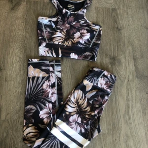 Stronger set - Oanvänt det från Stronger. X-small i byxa och small i topp. Frakt ingår!