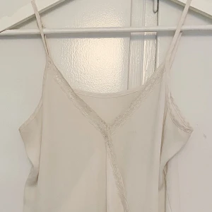 Vit söt topp - Vit söt topp. Lite spets på kanterna. Köparen står för frakten. 