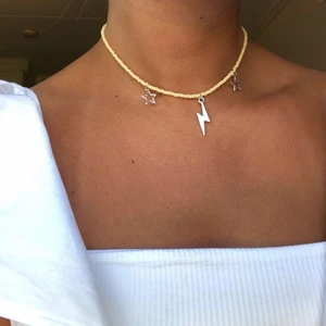 HALSBAND  - 💛⚡️ GULT HALSBAND med ⭐️ + ⚡️ 💛 75kr (inkluderad frakt) SWIPE för stylingstips 💛