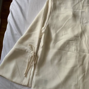 Vit blus  - Säljer en oanvänd vit blus ifrån H&M med prislappen kvar! Vill ni ha fler bilder så får ni gärna höra av er, köparen står för frakten🌷