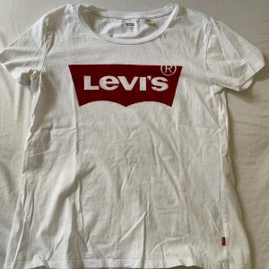 Levis  - Säljer en vit klassisk Levis T-shirt💫 storlek s och behövs fler bilder är det bara att höra av sig! Köparen står för frakten! 