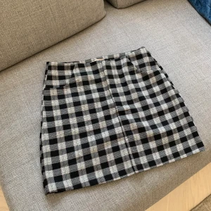 Kjol - Supersöt rutig kjol från Pull and Bear. Använd 1 gång. Frakt tillkommer