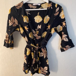 Playsuit NA-KD - En somrig och hur söt som helst playsuit ifrån NA-KD 🥰 behövs strykas men annars är den hur fin och bekväm som helst och i gott skick💗 i storlek S, passar bra som XS ocskå! 😍 