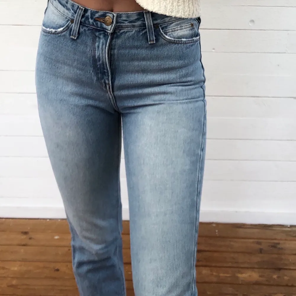 Raka jeans från Lee. ”Raw edges” som är ungefär ankellängd på mig som är 175 cm lång. Modellen heter ”mom straight”. Hör av er vid intresse och bättre bilder! 💞. Jeans & Byxor.