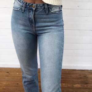 Raka jeans från Lee. ”Raw edges” som är ungefär ankellängd på mig som är 175 cm lång. Modellen heter ”mom straight”. Hör av er vid intresse och bättre bilder! 💞