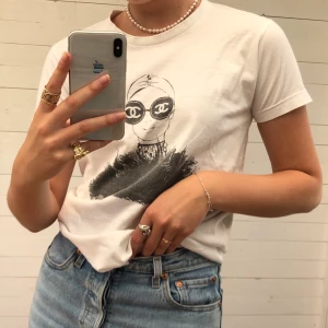 Doctor Fake T-shirt - Vit t-shirt från Doctor fake. Jättefint material och i fint skick. Hör av er vid intresse! 🖤