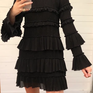 NA-KD volangklänning - Svart volangklänning från NA-KD. Endast använd vid ett tillfälle. Hör av er vid intresse!