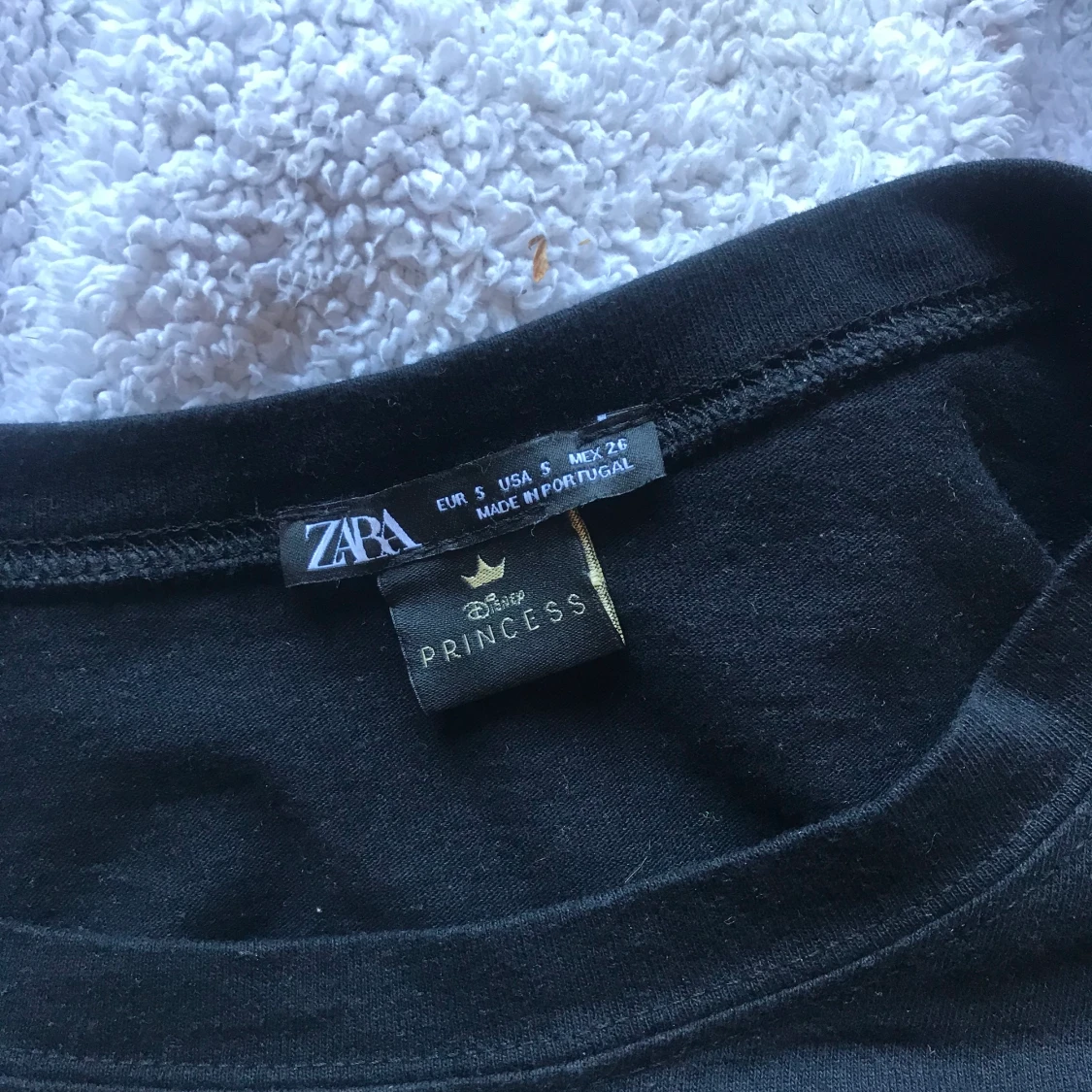 Svart T-shirt med tryck - 91