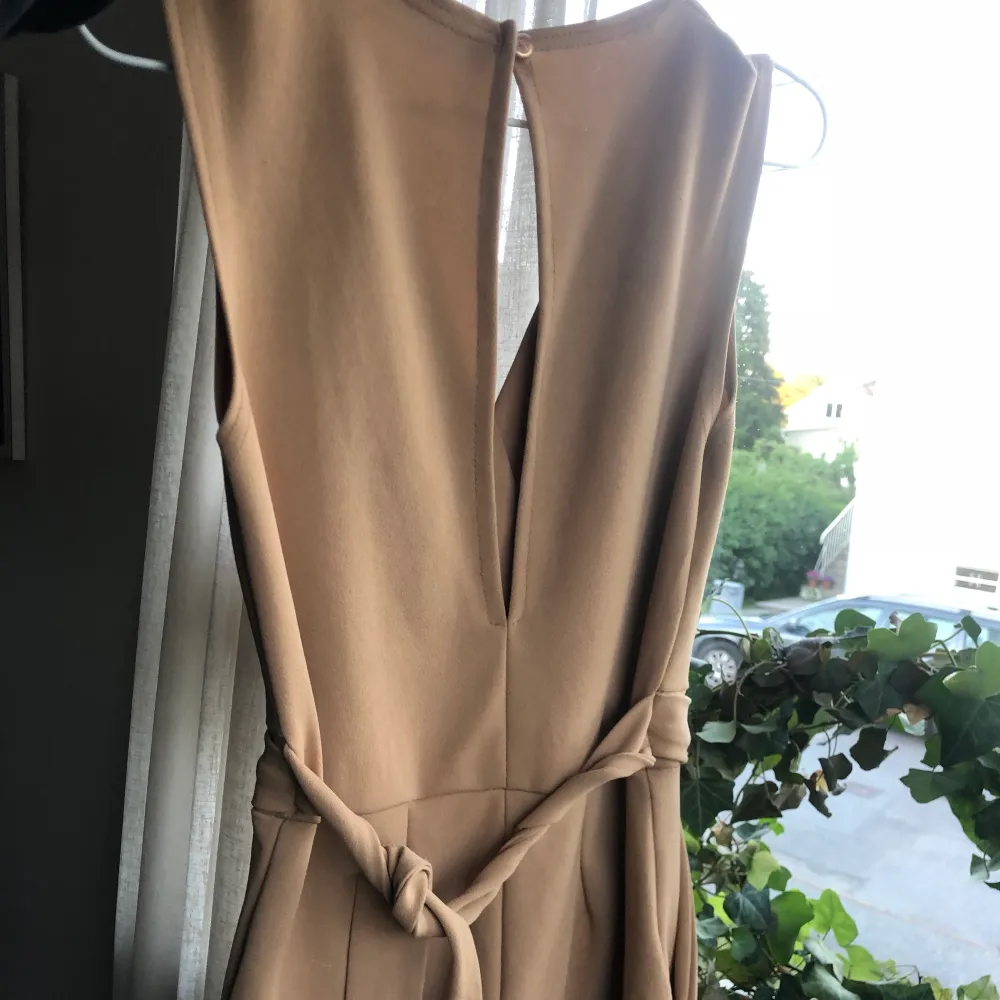Intressekoll!! Jättefin jumpsuit i färgen beige från veromoda, endast använd 2 gånger men är lite för stor för mig och säljer därför den tyvärr, frakt tillkommer kan annars mötas i stockholm💞. Klänningar.